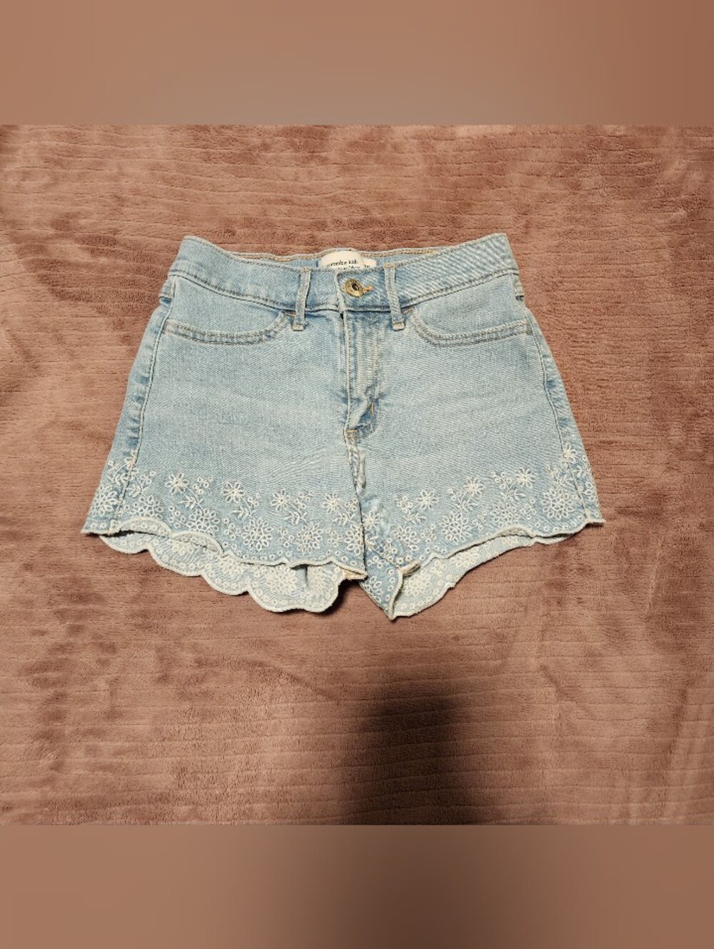 Abercrombie Kids Girls Light Wash Floral Embroidered Scalloped Denim Shorts 9/10
